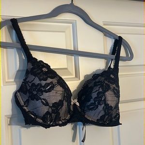 Victoria’s Secret black lacy 32DDD bra with mesh back